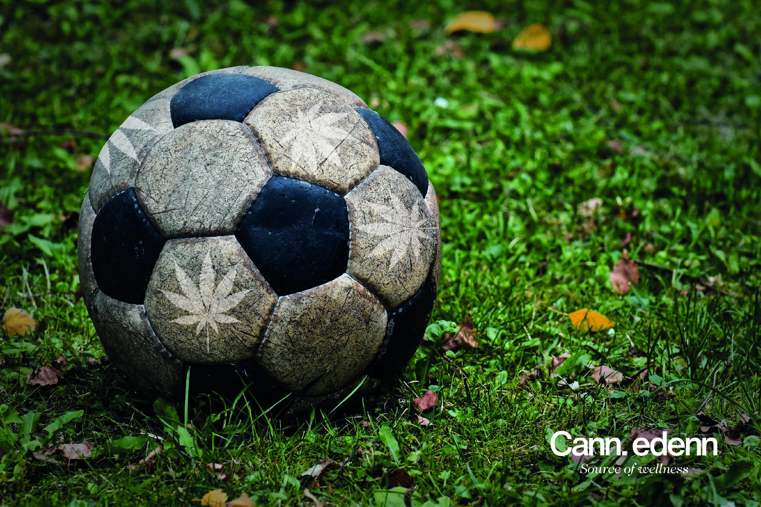 Мяч 6 футбол. Футбольный мяч. Старый футбольный мяч. Советский футбольный мяч. Мячик для футбола.